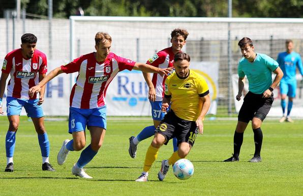 Noel-Etienne Reck (links) gegen Hohkeppels Torschützen Ömer Tokac.