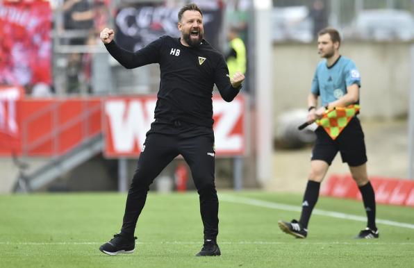 Aachen-Trainer Heiner Backhaus jubelt - hier gegen RWE.