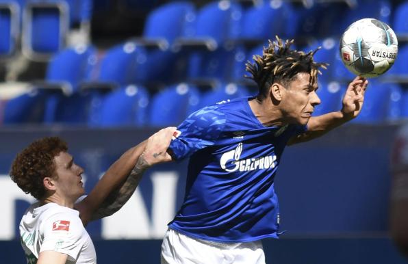 Schalkes Ex-Spieler Jean-Clair Todibo (rechts) beim Kopfball.