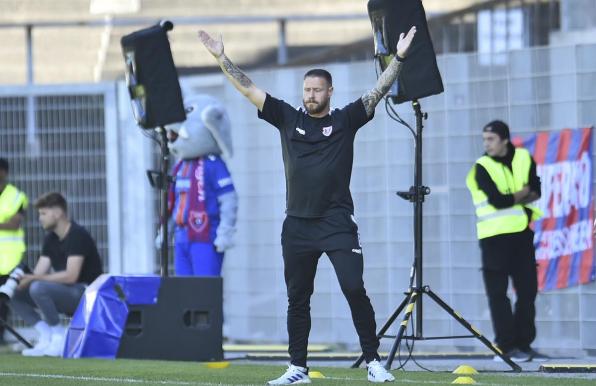 Jubelt über den ersten Saisonsieg: Uerdingen-Trainer René Lewejohann