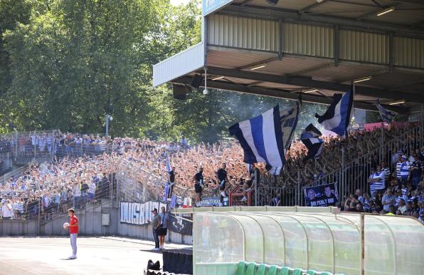 Die Fans des MSV Duisburg sind nach dem Abstieg sichtlich euphorisiert 