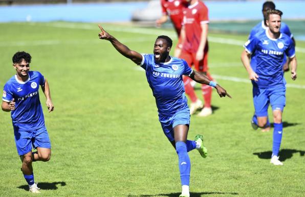 Der TuS Ennepetal (in blau) schlägt die zweite Mannschaft des VfL Bochum mit 2:1.