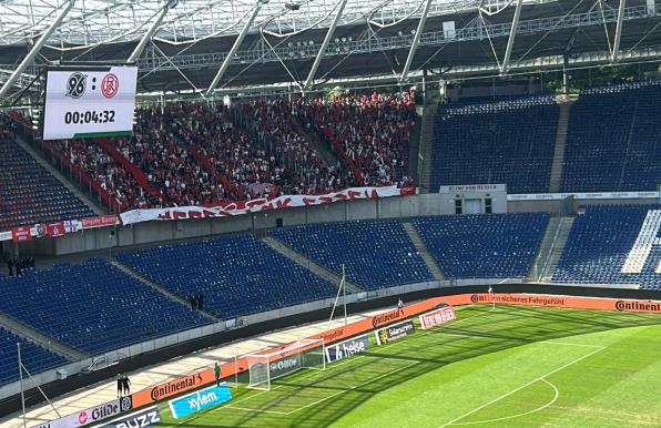 Rot-Weiss Essen: Spieler und Fans feiern 3:1-Sieg - Fanmarsch vor Leipzig-Kracher geplant