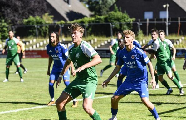 Westfalia Herne (blaue Trikots) gewann am ersten Spieltag gegen den SV Sodingen. 