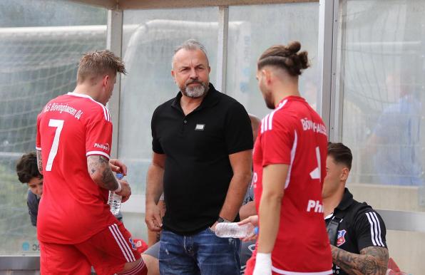 Ajan Dzaferoski (Bildmitte) ist der starke Mann beim TuS Bövinghausen.