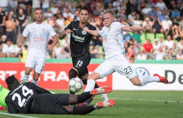 Steffen Kienle (rechts) trifft für den SSV Ulm 1846 gegen Eintracht Frankfurt.