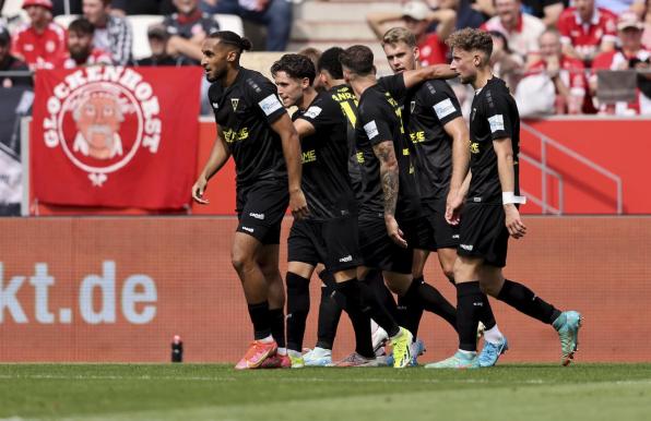 Hier jubelt Alemannia Aachen gegen Rot-Weiss Essen.