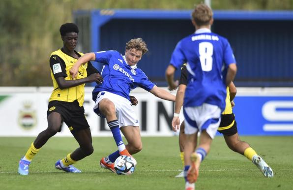 Mussa Kaba hat schon mit 15 Jahren die U19-Stürmer des FC Schalke 04 im Griff.