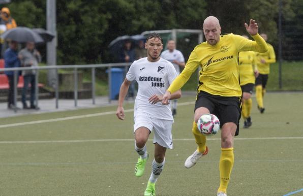 Alessandro Falcone (links) ist kein Alstadener Junge mehr. Ab sofort spielt er für den VfB Bottrop.