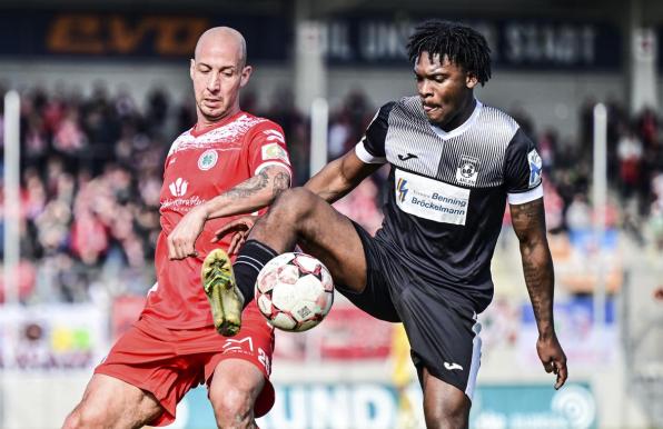 Yannick Debrah (rechts) in Diensten von Rot Weiss Ahlen.