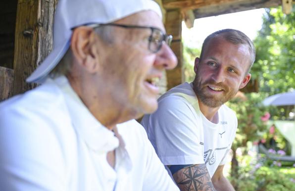 VfL Bochums Philipp Hofmann (rechts) im Gespräch mit Reporter Günther Pohl.