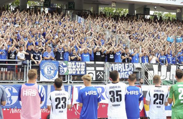 Die Schalker mit ihren Fans in Nürnberg.