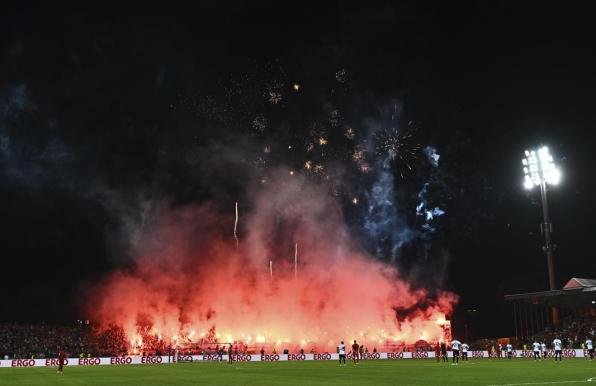 Die Fans des FC Bayern zünden beim Sieg gegen den SSV Ulm im DFB-Pokal Pyrotechnik.