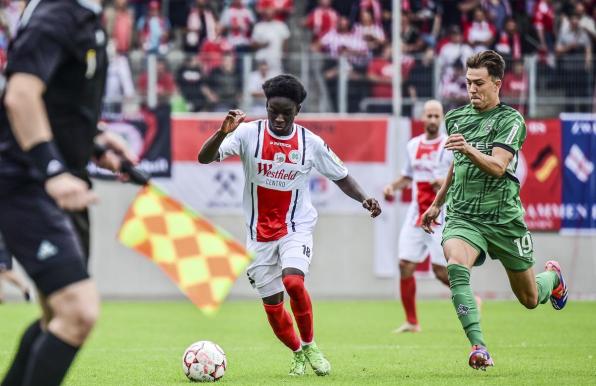 Noah Pesch (rechts) erzielte gegen Düsseldorf beide Treffer für Gladbachs U23.