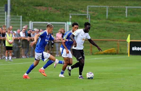 Bocholts Raphael Assibey-Mensah (rechts) war gegen Schalkes U23 kaum zu stoppen. 