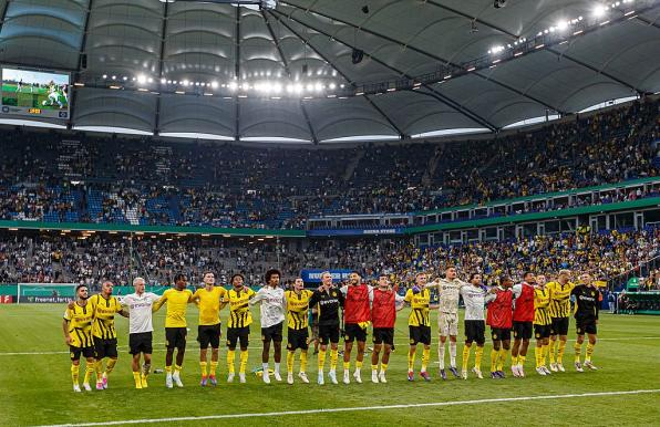 Die BVB-Profis feiern mit ihren Fans den Einzug in die 2. Runde des DFB-Pokals.