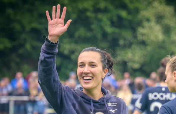 Kyra Malinowski, Trainerin des VfL Bochum, freut sich über den Einzug in die nächste Runde des DFB-Pokals.