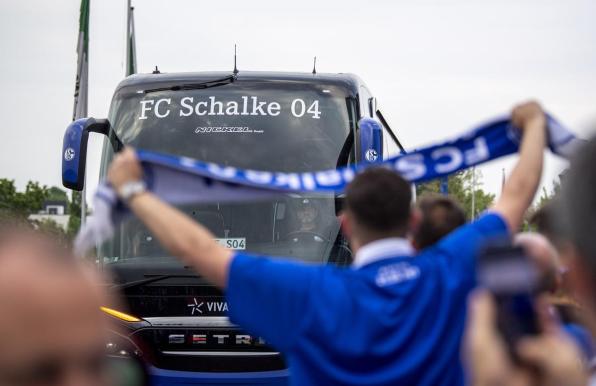 Am Samstag machte der Schalker Bus an eine Raststätte halt.