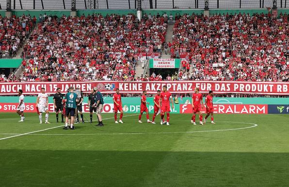 Klare Haltung der Fans von Rot-Weiss Essen.