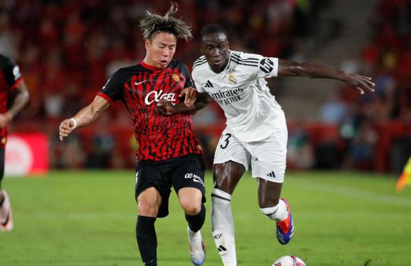 Takuma Asano (links) gegen Real Madrids Ferland Mendy.