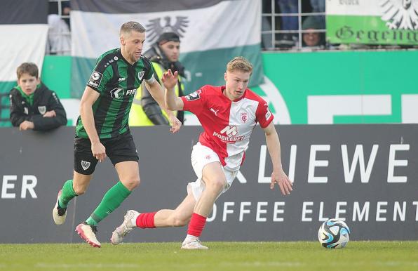 Julian Eitschbeger (rechts), hier im Trikot des Halleschen FC, gegen Münsters Marc Lorenz.