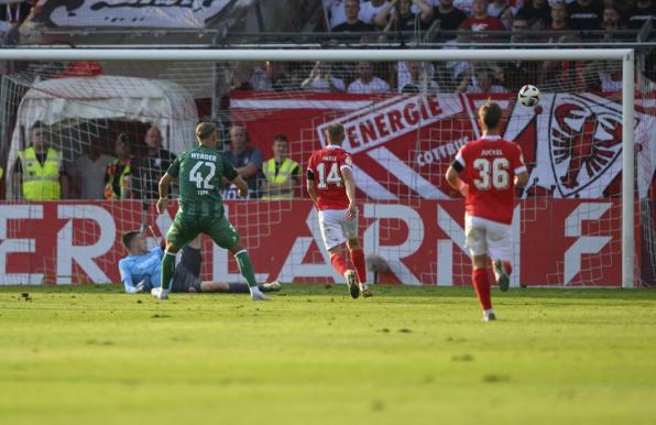 Keke Topp (links) trifft zum 1:0 für Werder Bremen in Cottbus.