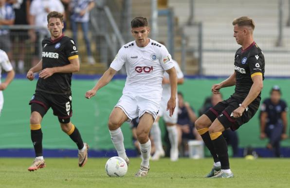 Nico Thier (Mitte) im Pokalspiel der Sportfreunde Lotte gegen den Krlsruher SC.