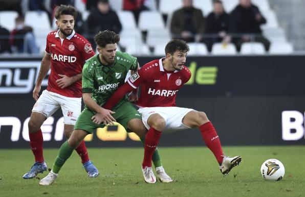 Hamza Salman (Mitte) in Diensten des SV Rödinghausen.