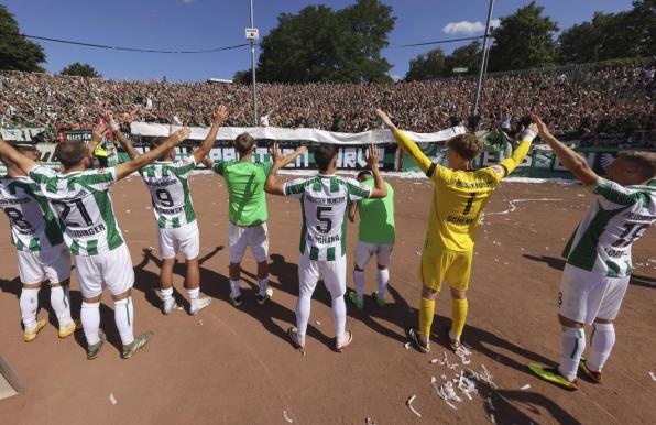 Die Preußen-Spieler feiern mit ihren Fans.