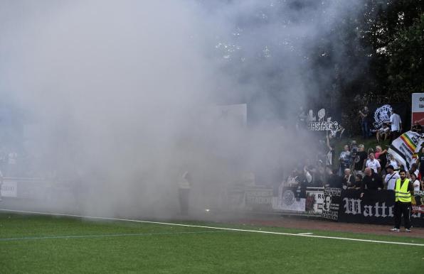 Die Fans der SG Wattenscheid 09 beim Oberliga-Auftakt gegen Victoria Clarholz.