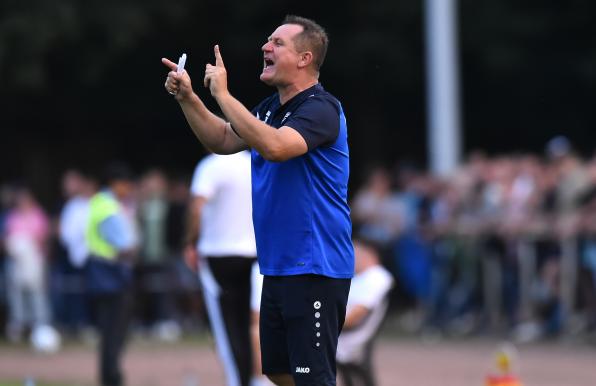 Dingden-Coach Jürgen Stratmann beim Pokalspiel gegen den MSV Duisburg. 