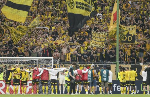 Die Spieler von Borussia Dortmund feiern mit ihren Fans.