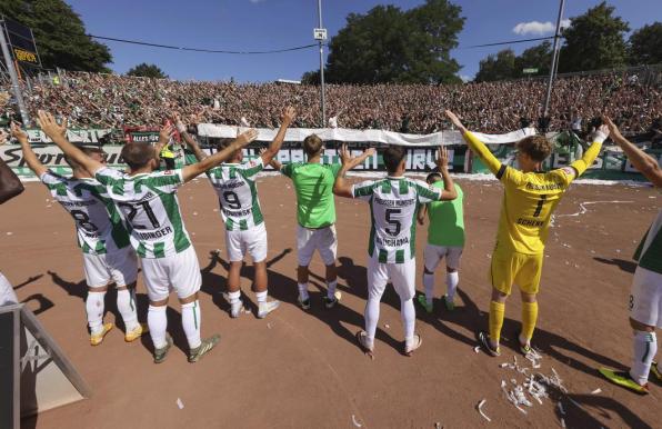 Die Preußen-Spieler feiern mit ihren Fans.
