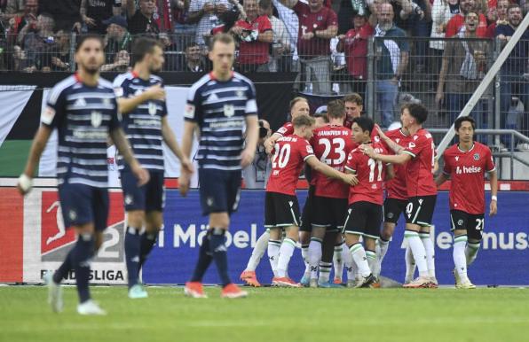 2. Bundesliga: Hannover 96 jubelt, hängende Köpfe beim HSV. 