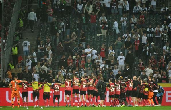 Bayer Leverkusen feiert zum Start der Bundesliga einen dramatischen Sieg gegen Borussia Mönchengladbach. 