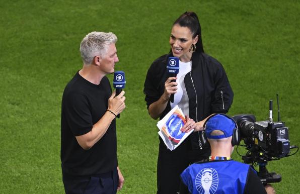 Bastian Schweinsteiger und Esther Sedlaczek bei der EM 2024.