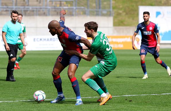 Armin Pjetrovic (r.) und der FC Gütersloh gehen getrennte Wege.