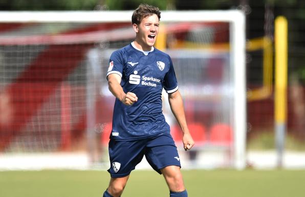 Niklas Jahn bejubelt den 4:1-Derbysieg des VfL Bochum II.