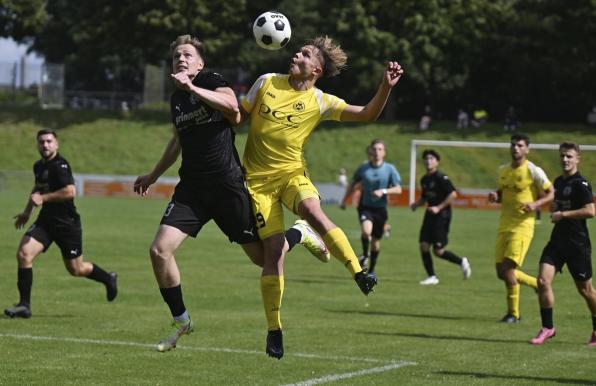 Der VfB Homberg (gelbe Trikots) gewann 3:0 gegen den TVD Velbert. 