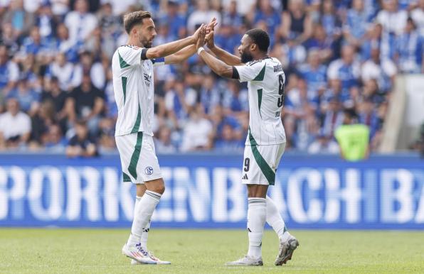 Kenan Karaman (links) und Moussa Sylla klatschen ab.