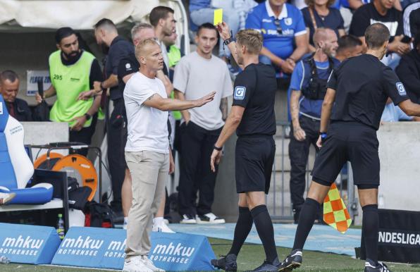 Schalke-Trainer Karel Geraerts wird von Schiedsrichter Timo Gerach verwarnt.