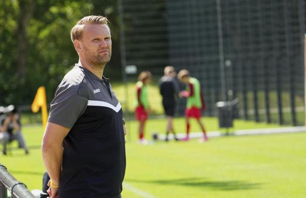 RWE U19 Trainer Simon Hohenberg. 