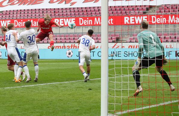 Sebastiaan Bornauw (rotes Trikot) schießt das Tor zum 1:0.