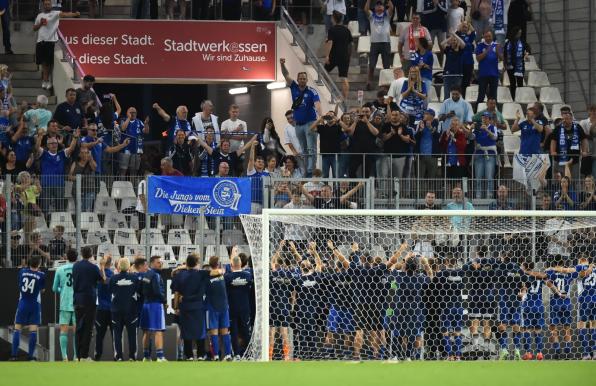 Sterkrade 06/07: Fans feiern die Mannschaft nach dem 0:4 bei RWE.