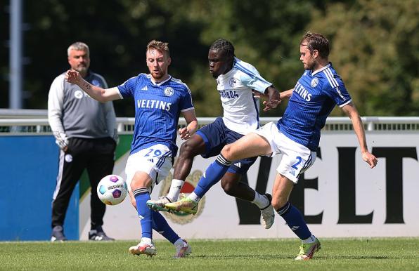 Kelsey Meisel (Bildmitte) in einem internen Trainingsspiel auf Schalke.