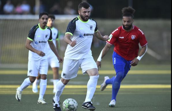 Der Vogelheimer SV (weiße Trikots) und der KFC Uerdingen duellierten sich im Niederrheinpokal. 