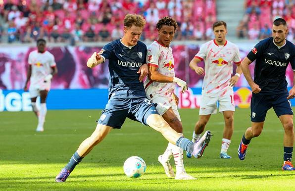 Mats Pannewig (vorne im blauen Trikot) gab gegen RB Leipzig sein Bundesligadebüt für den VfL Bochum