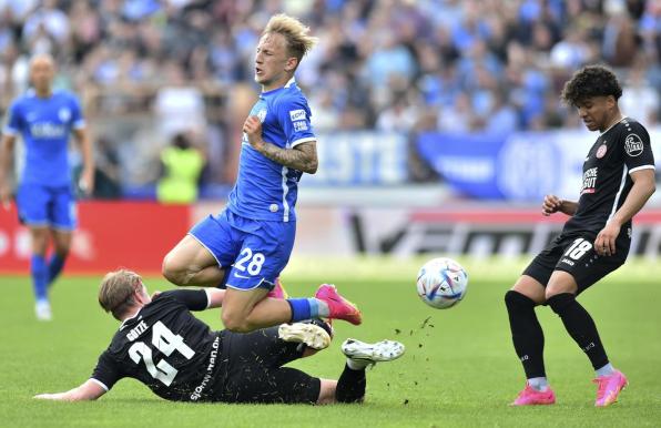 Sascha Risch (oben) im Zweikampf mit Felix Götze.