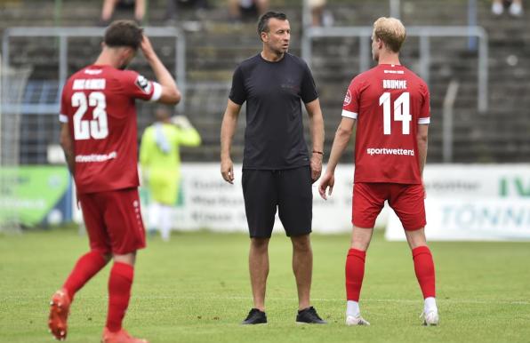 Christoph Dabrowski erklärt Lucas Brumme, dass er wieder auf der linken Abwehrseite spielen wird.