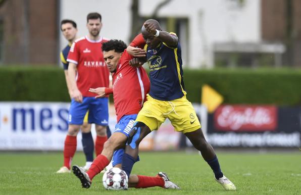 Moses Lamidi ist nur schwer vom Ball zu trennen.